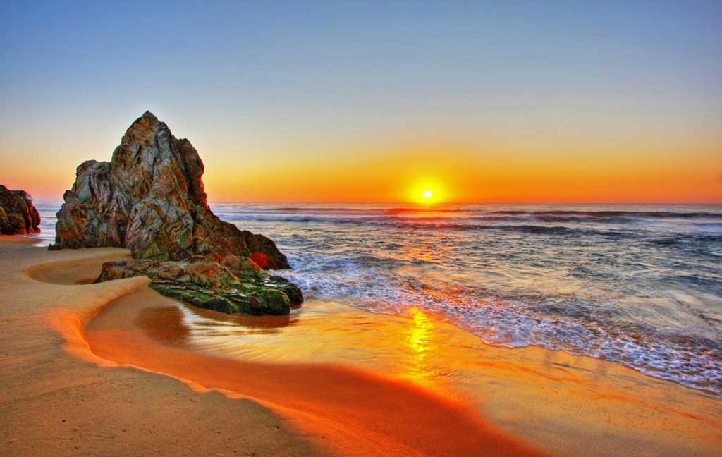 sunrise-over-the-ocean-representing-calm-and-peace-in-new-year